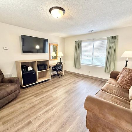 Hotel Super 8 By Wyndham Salina/Scenic Hills Area Extérieur photo