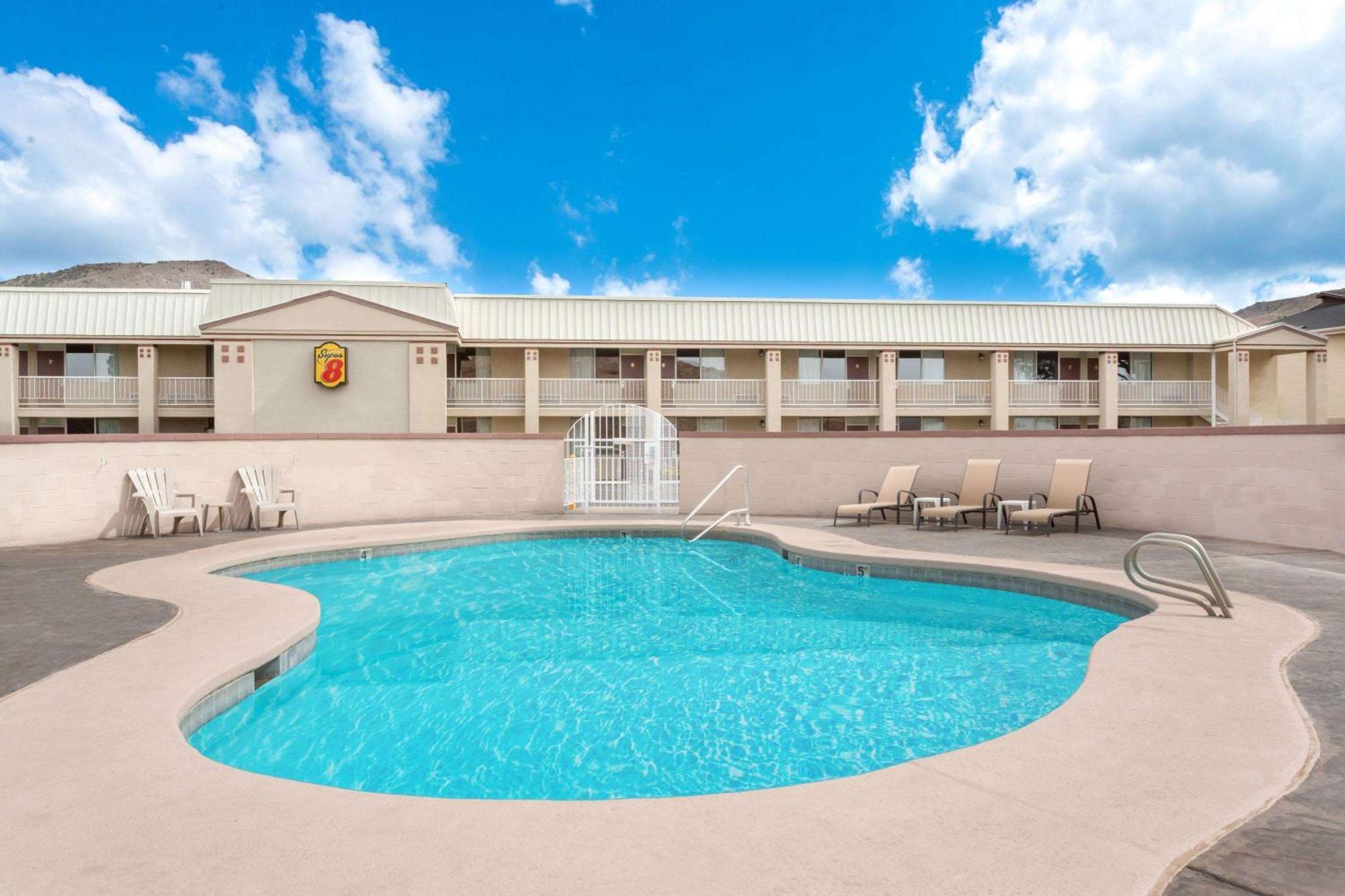 Hotel Super 8 By Wyndham Salina/Scenic Hills Area Extérieur photo