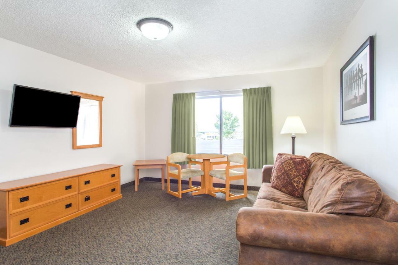 Hotel Super 8 By Wyndham Salina/Scenic Hills Area Extérieur photo